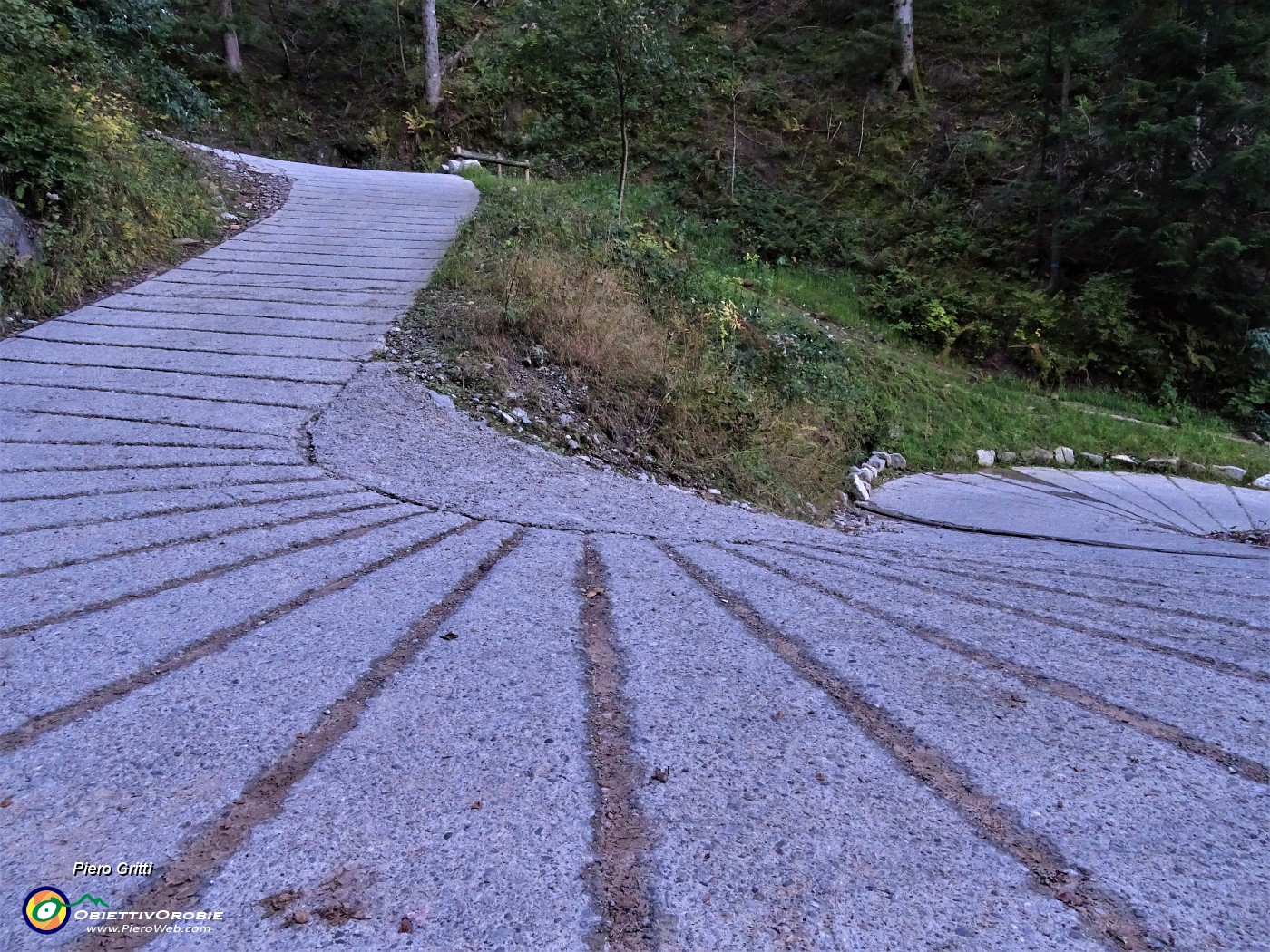 07 Per buon tratto stradetta cementata a tornanti in decisa salita.JPG